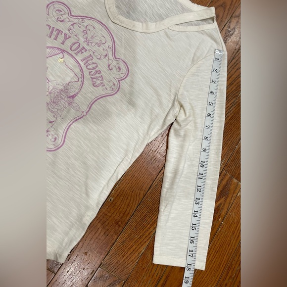 Cream V-Neck Blouse with Pink Graphic - Picture 2 of 9